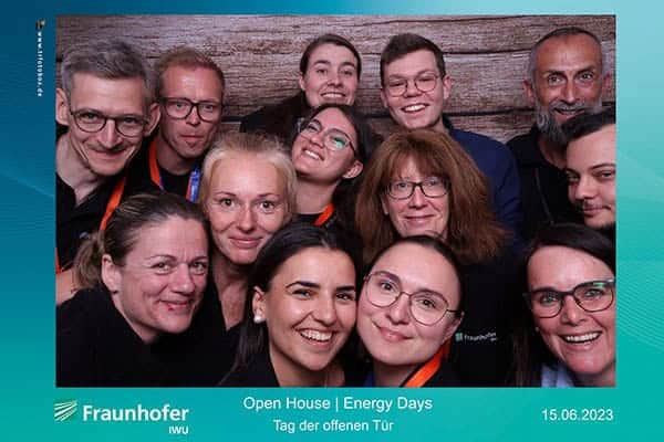 Gruppenfoto aus der Fotobox – Fraunhofer IWU Open House 2023 Gruppenfoto aus der Fotobox beim Open House / Energy Days am Fraunhofer IWU – fröhliche Teilnehmer mit Erinnerungsbild.