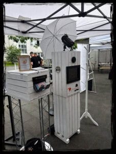 Professionelle Fotobox mit integriertem Drucker beim Open House / Energy Days am Fraunhofer IWU für sofortige Erinnerungsfotos. Fotobox mit Drucker beim Open House / Energy Days am Fraunhofer IWU – hochwertiges Event-Setup für sofortige Fotoausdrucke.