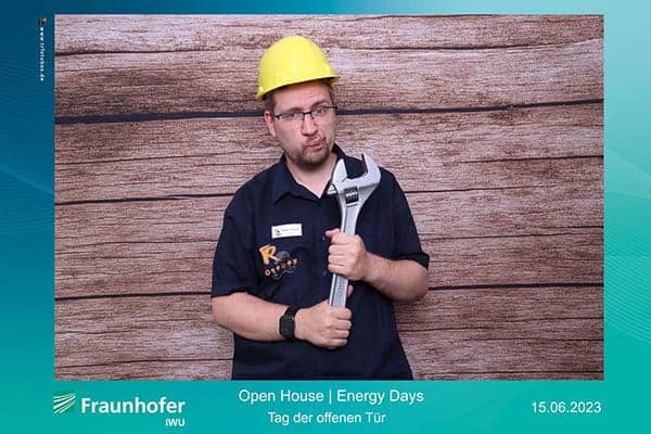 Spaßbild aus der Fotobox – Fraunhofer IWU Open House 2023 Lustiges Photobooth-Bild beim Open House / Energy Days am Fraunhofer – Teilnehmer mit Bauhelm und Werkzeug als Requisite.