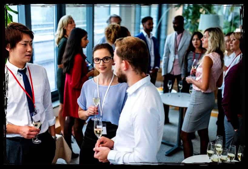 Professionelles Firmenevent mit entspannten Networking-Gesprächen bei einem Sektempfang – ideal für hochwertige Eventfotos.