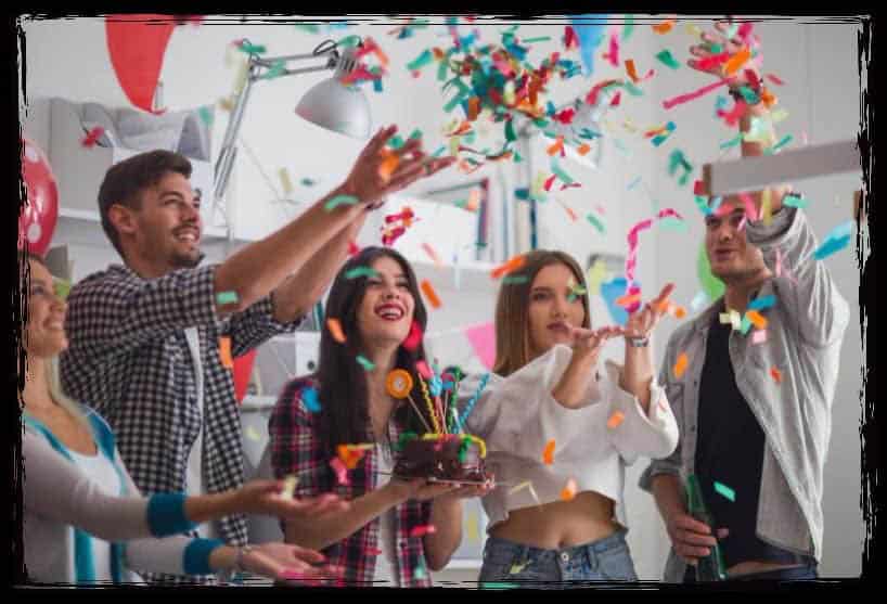 Fotobox für Events: Fröhliche Geburtstagsfeier mit lachenden Gästen, Torte und buntem Konfetti – ein perfekter Moment für unvergessliche Eventfotos.