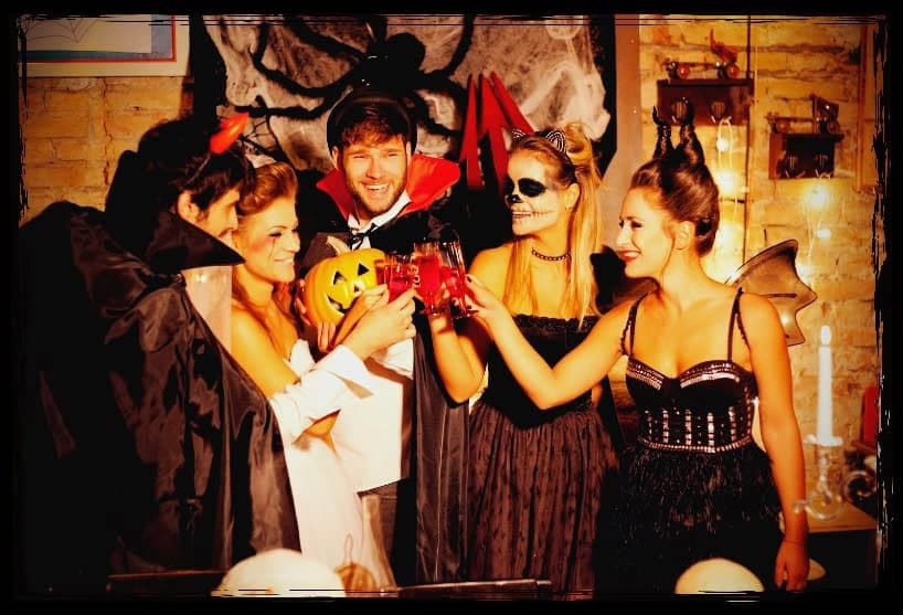 Fotobox für Events: Ausgelassene Halloweenparty mit verkleideten Gästen, gruseliger Deko und stimmungsvoller Beleuchtung – ein perfektes Motiv für Eventfotografie.