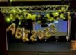 Bühne des Abiballs 2023 mit goldenen Luftballons und stilvoller Dekoration in Schwarz-Gold. Perfekte Kulisse für die Fotobox.