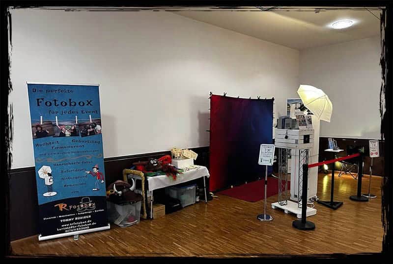 Fotobox-Setup mit Requisiten beim Abiball 2023 Komplettes Fotobox-Setup mit Requisitentisch, Hintergrund und Werbebanner beim Abiball 2023.