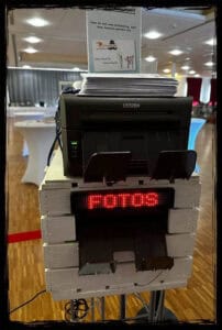Fotobox-Drucker beim Abiball 2023 – Sofortausdruck der Erinnerungen Professioneller Fotodrucker der Fotobox mit bereitliegenden Briefumschlägen für die Gäste.