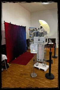 Fotobox-Setup beim Abiball 2023 – Perfekt für Erinnerungsfotos Professionelles Fotobox-Setup mit Hintergrund, Beleuchtung und Drucker .