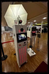 Fotobox mit Doppel-Drucker für reibungslosen Ablauf beim Abiball 2023 Professionelle Photobooth mit zwei Druckern und Beleuchtung für schnelle Fotoausdrucke.