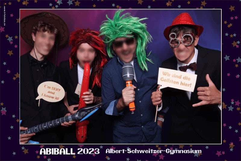 Fotobox beim Abiball 2023 – Albert-Schweitzer-Gymnasium Vier Abiturienten in Kostümen und mit Requisiten posieren in der Fotobox beim Abiball 2023 des Albert-Schweitzer-Gymnasiums.