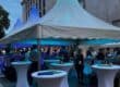 Abendstimmung beim IHK Chemnitz Event – festlich beleuchtete Pavillons und stilvolle Stehtische für ein exklusives Ambiente.