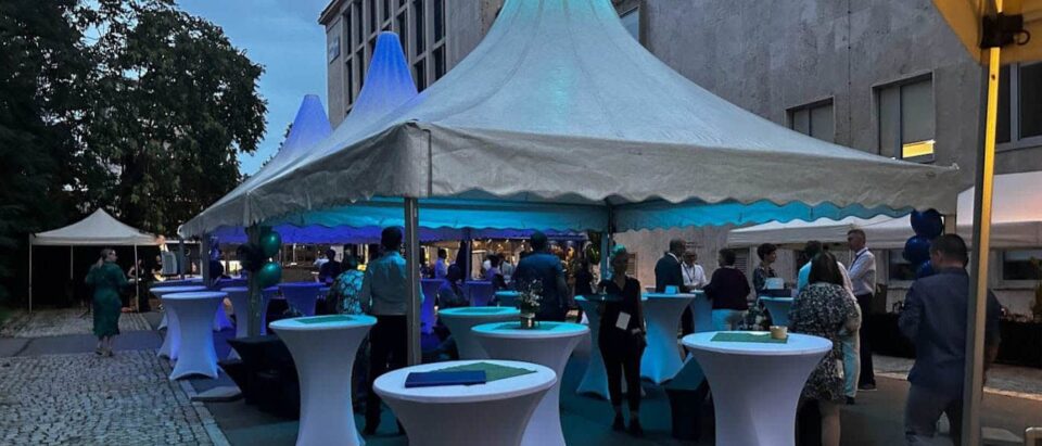 Abendstimmung beim IHK Chemnitz Event – festlich beleuchtete Pavillons und stilvolle Stehtische für ein exklusives Ambiente.