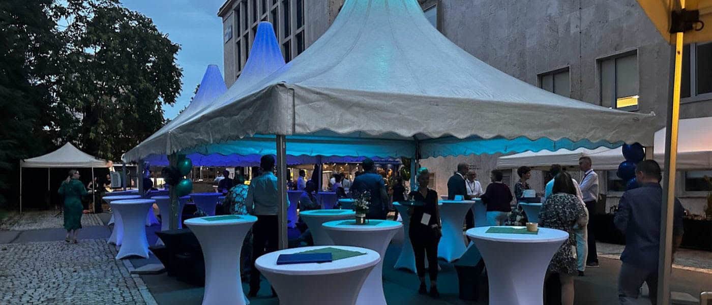 Abendstimmung beim IHK Chemnitz Event – festlich beleuchtete Pavillons und stilvolle Stehtische für ein exklusives Ambiente.
