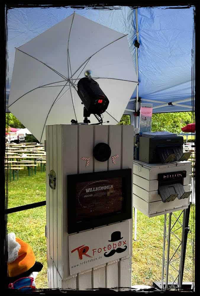 Fotobox mit zwei Druckern – Perfekte Erinnerungen beim Sommerfest Chemnitz Professionelle Fotobox mit zwei Druckern, Bildschirm und Blitz unter einem Pavillon.
