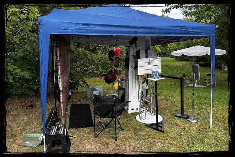 Fotobox-Setup beim Sommerfest Chemnitz – Perfekte Erinnerungen zum Mitnehmen Fotobox-Setup beim Sommerfest Chemnitz mit blauem Pavillon, moderner Fototechnik und kreativen Requisiten für einzigartige Erinnerungsfotos.