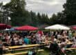 Sommerfest am Zeisigwaldklinikum Bethanien in Chemnitz mit zahlreichen Besuchern unter bunten Sonnenschirmen bei geselligem Beisammensein.