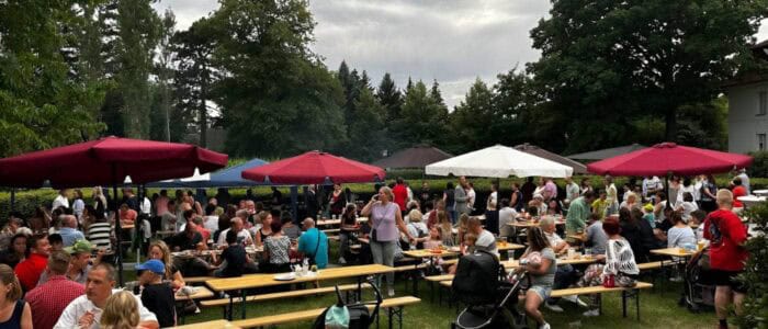 Sommerfest am Zeisigwaldklinikum Bethanien in Chemnitz mit zahlreichen Besuchern unter bunten Sonnenschirmen bei geselligem Beisammensein.