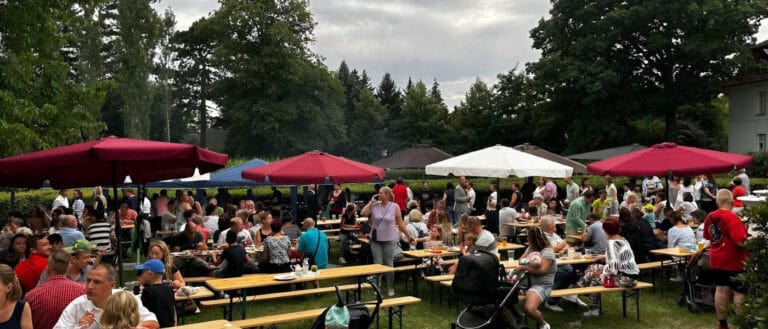 Sommerfest am Zeisigwaldklinikum Bethanien in Chemnitz mit zahlreichen Besuchern unter bunten Sonnenschirmen bei geselligem Beisammensein.