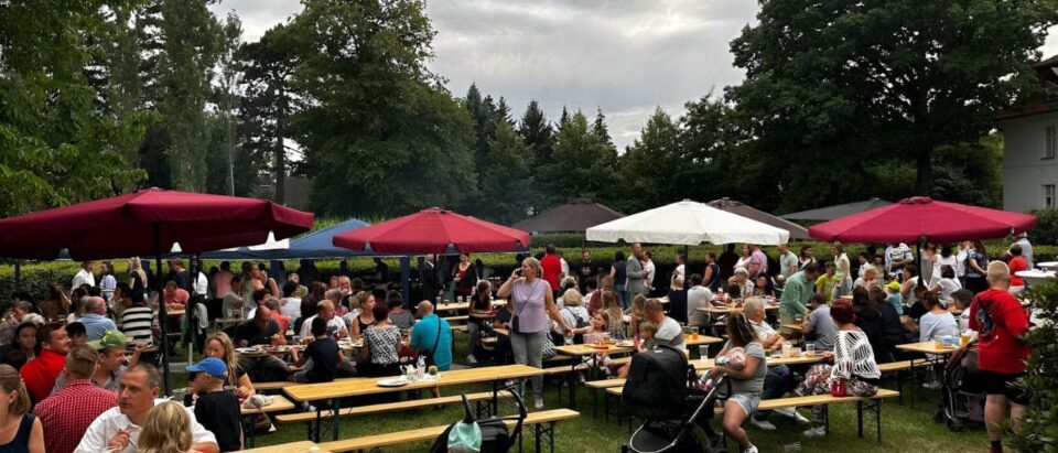 Sommerfest am Zeisigwaldklinikum Bethanien in Chemnitz mit zahlreichen Besuchern unter bunten Sonnenschirmen bei geselligem Beisammensein.