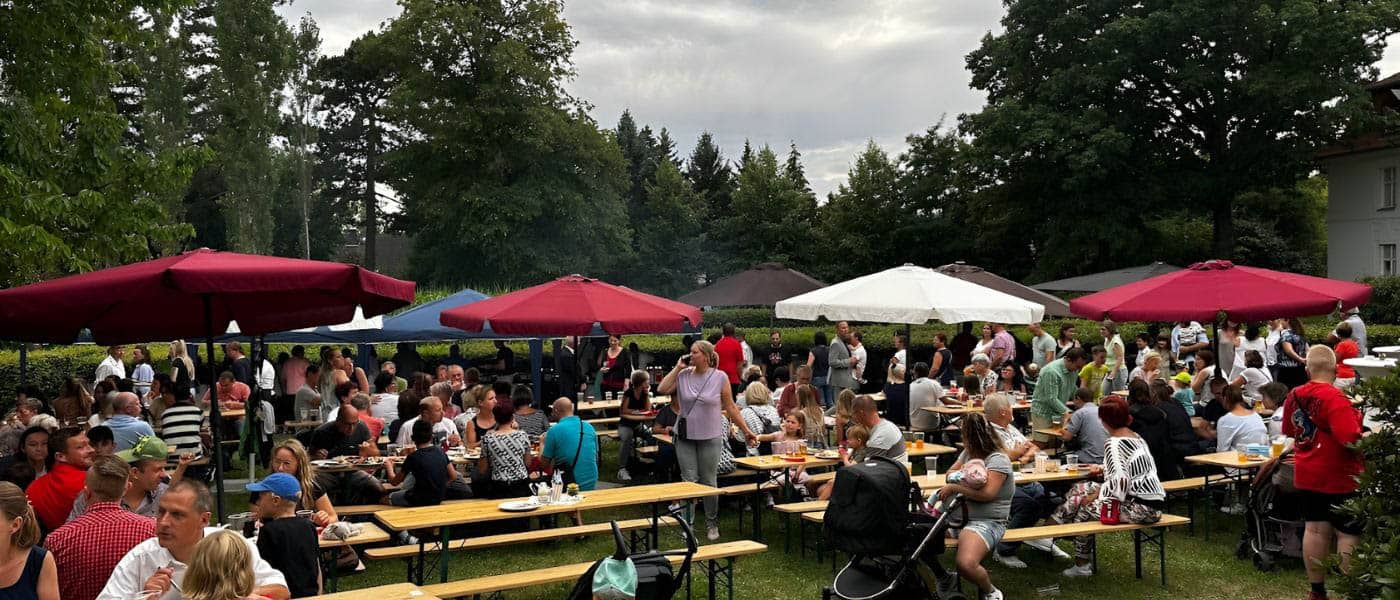 Sommerfest Chemnitz im Zeisigwaldklinikum Bethanien Sommerfest am Zeisigwaldklinikum Bethanien in Chemnitz mit zahlreichen Besuchern unter bunten Sonnenschirmen bei geselligem Beisammensein.