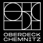 Schwarz-weißes Logo von Oberdeck Chemnitz mit geometrischem Design und moderner Typografie – stilvolle Eventlocation in Chemnitz.