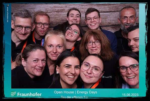 Gruppe von Menschen posiert gemeinsam für ein Fotobox-Bild bei einem Firmenevent.