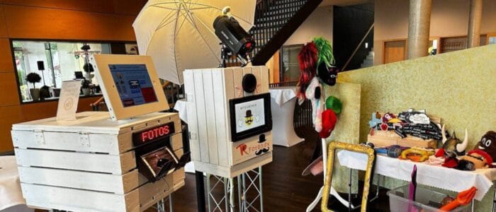 Perfekte Platzierung der Fotobox mit Requisiten für ein Event.