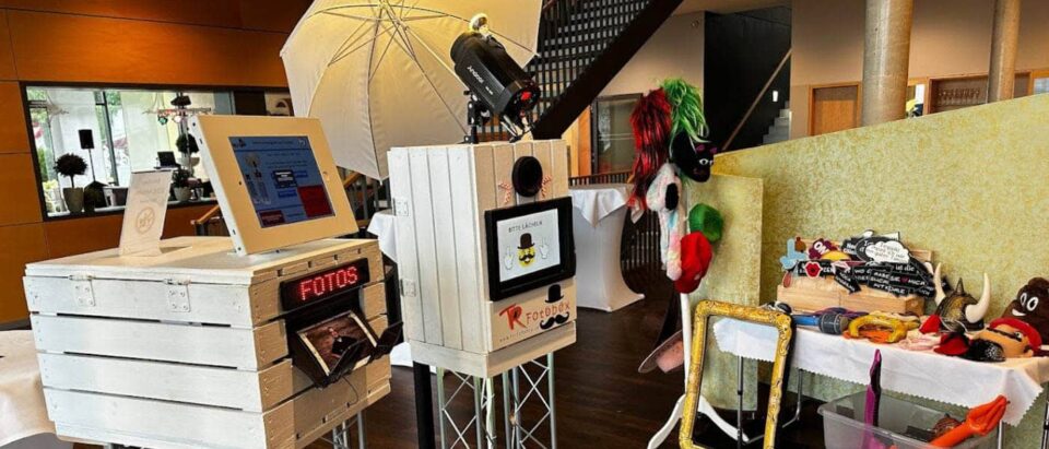 Perfekte Platzierung der Fotobox mit Requisiten für ein Event.