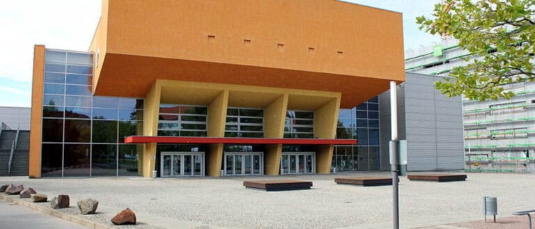 Eingangsbereich der Technischen Universität Chemnitz mit moderner Architektur