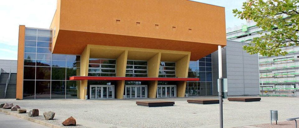 Eingangsbereich der Technischen Universität Chemnitz mit moderner Architektur