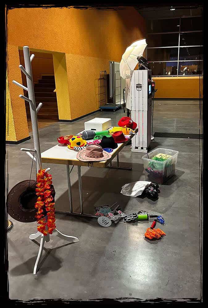 Fotobox-Abbau nach einem erfolgreichen Event Abbau der Fotobox an der TU Chemnitz mit verstreuten Requisiten und Zubehör