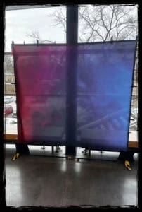 Fotobox-Hintergrund beim Jubiläumsevent der TU Chemnitz Hintergrund mit violett-blauem Farbverlauf, aufgestellt an der TU Chemnitz