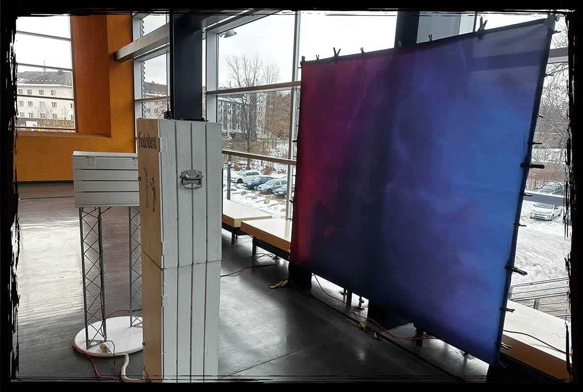 Fotobox-Setup für das Jubiläumsevent der TU Chemnitz Aufgebautes Fotobox-Setup mit Drucker und Hintergrund beim Jubiläum der TU Chemnitz