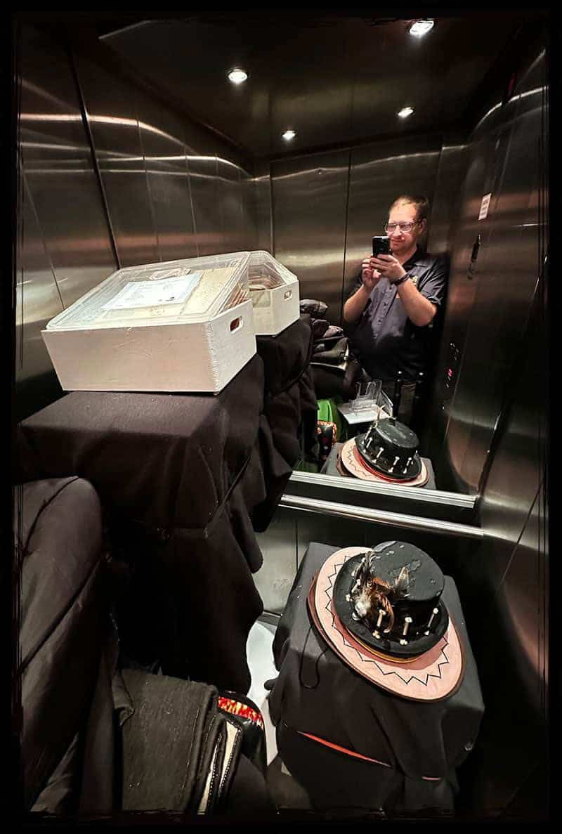 Fotobox-Transport im Fahrstuhl Transport der Photobooth-Ausrüstung im Fahrstuhl während des Jubiläumsevents an der technischen Unsiversität Chemnitz