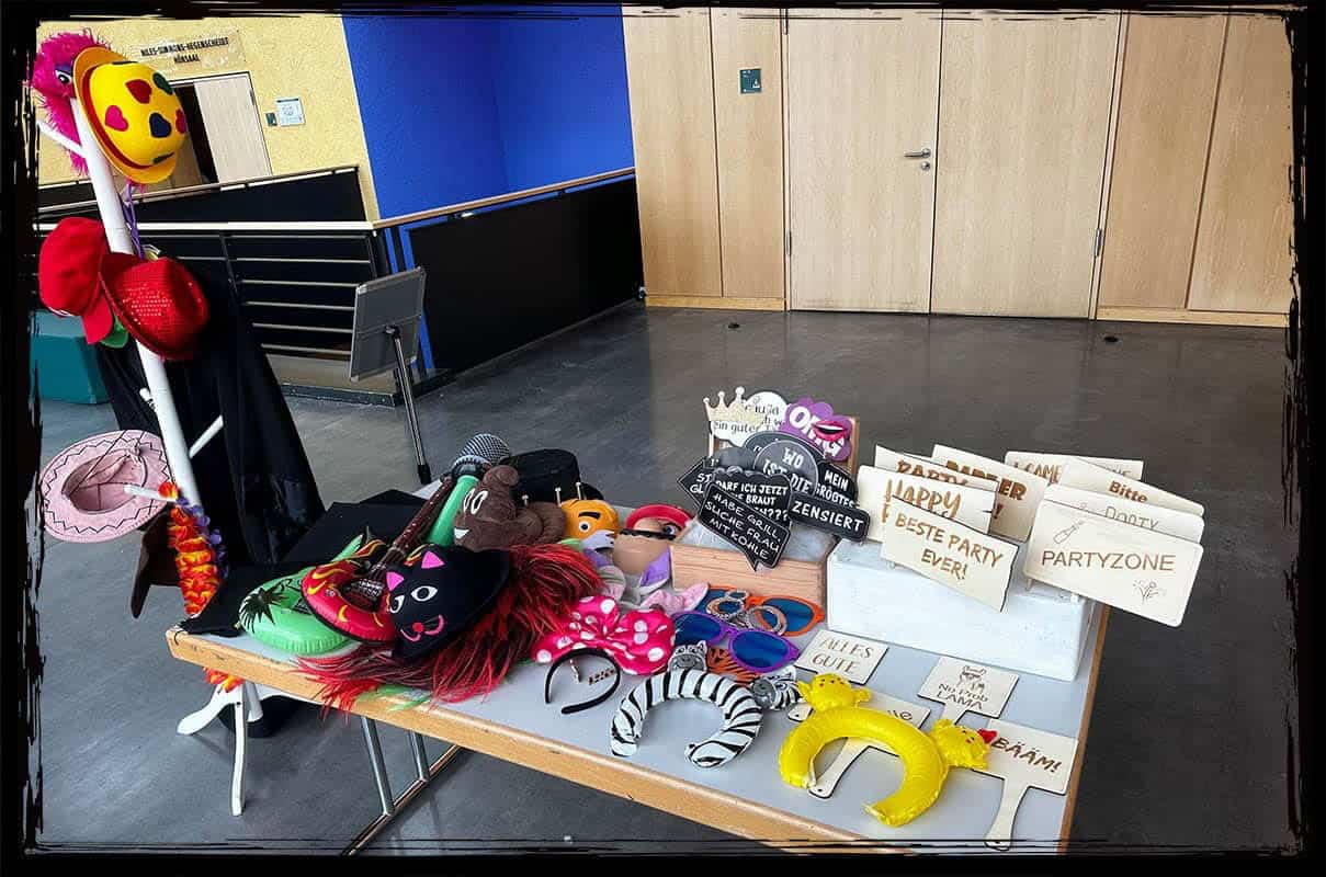 Requisitentisch der Fotobox beim Jubiläumsevent Requisiten mit Hüten, Schildern und Accessoires für kreative Bilder beim Jubiläum.