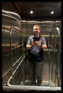 Tommy im Fahrstuhl