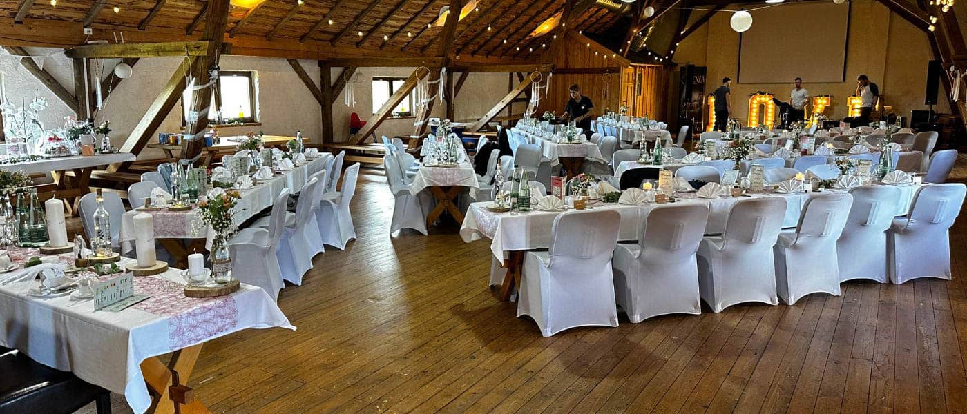 Hochzeitssaal im Rittergut Nickelsdorf – Perfekte Location für den großen Tag Festlich gedeckter Hochzeitssaal im Rittergut Nickelsdorf mit stilvoller Dekoration