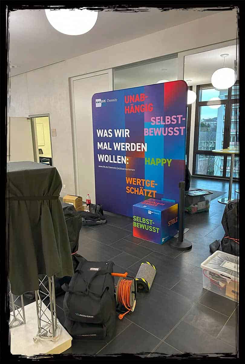 Aufbau der Messe Fotobox Chemnitz am Veranstaltungsort mit IHK Chemnitz Messe-Stand.