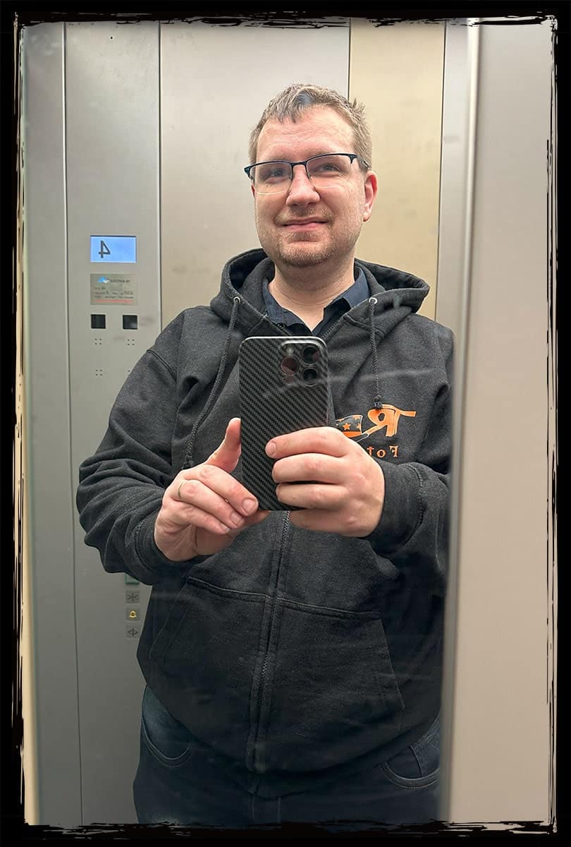 Spiegel-Selfie in einem Aufzug mit TR Fotobox Hoodie – Fotobox mieten Chemnitz für Hochzeit, Geburtstag & Firmenevent.