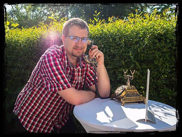 Audiogästebuch mieten – Gast spricht in Vintage-Telefon