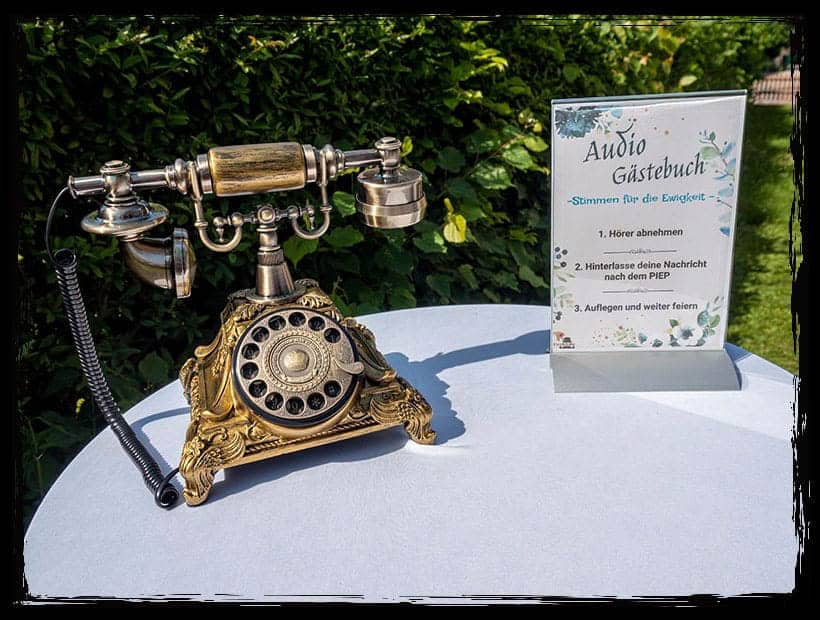 Audiogästebuch mieten – Vintage Design mit Deko und Schild auf Bistrotisch