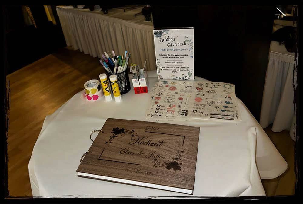 Gästebuch Fotobox Hochzeit – kreative Erinnerungen Gästebuch mit Fotobox bei einer Hochzeit – Tisch mit Fotos und Deko