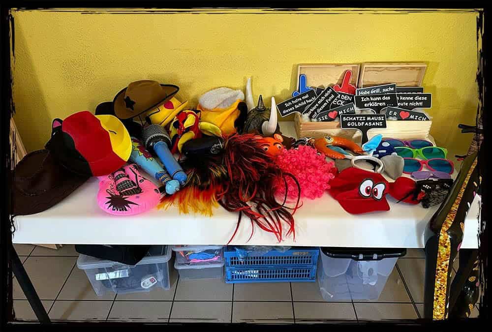 Große Auswahl an Accessoires für deine Fotobox – ideal für jedes Event Große Auswahl an Fotobox Requisiten mit Hüten, Brillen und Schildern