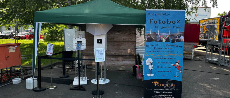 Professionelle Fotobox mit Requisiten und Banner bei einem Outdoor-Event in Chemnitz