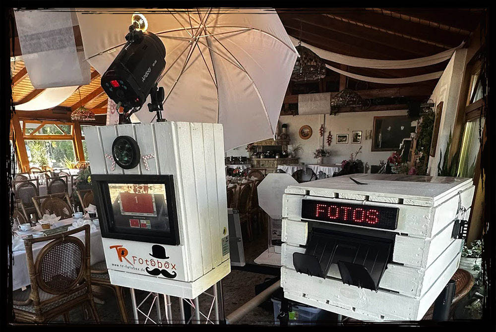 Fotobox mieten Chemnitz – Stilvoller Aufbau mit Druckmodul für Hochzeiten Fotobox mit Druckstation in stilvoll dekorierter Hochzeitslocation in Chemnitz