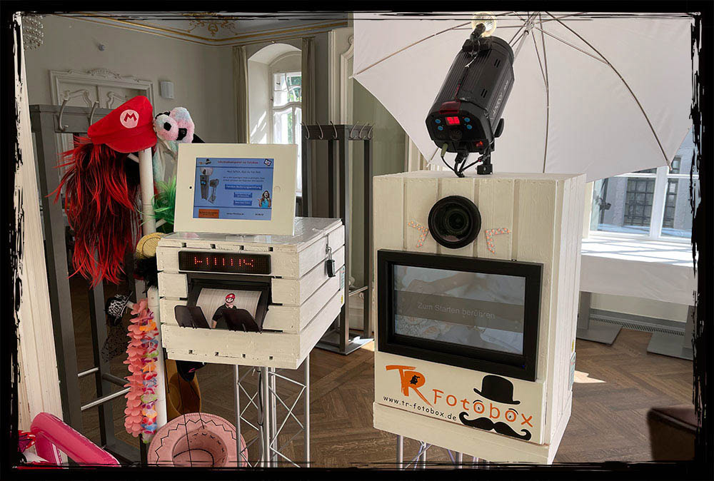 Fotobox für deine Hochzeit auf Schloss Rabenstein – Spaß, Erinnerungen & Ausdrucke Hochzeit auf Schloss Rabenstein mit moderner Fotobox und Requisiten für Gäste
