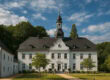 Elegante Hochzeitslocation auf Schloss Rabenstein mit barockem Haupthaus und gepflegtem Schlosspark.