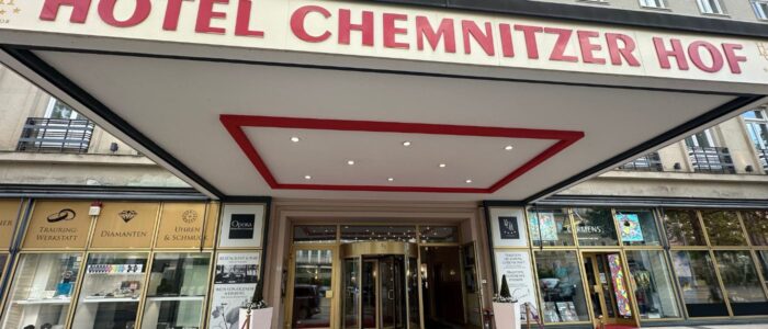 Eingangsbereich des Hotel Chemnitzer Hof, ideal für Fotobox-Einsätze bei Tagungen in Chemnitz