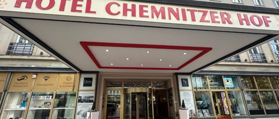 Eingangsbereich des Hotel Chemnitzer Hof, ideal für Fotobox-Einsätze bei Tagungen in Chemnitz