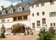 Elegante Hochzeitslocation Das Wolfsbrunn mit herrschaftlicher Fassade und gepflegtem Garten