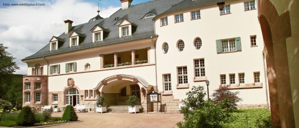 Elegante Hochzeitslocation Das Wolfsbrunn mit herrschaftlicher Fassade und gepflegtem Garten