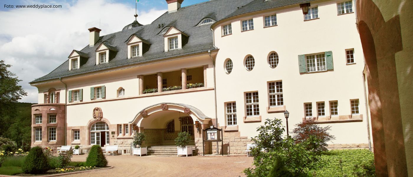 Das Wolfsbrunn – Exklusive Hochzeitslocation mit historischem Flair Elegante Hochzeitslocation Das Wolfsbrunn mit herrschaftlicher Fassade und gepflegtem Garten